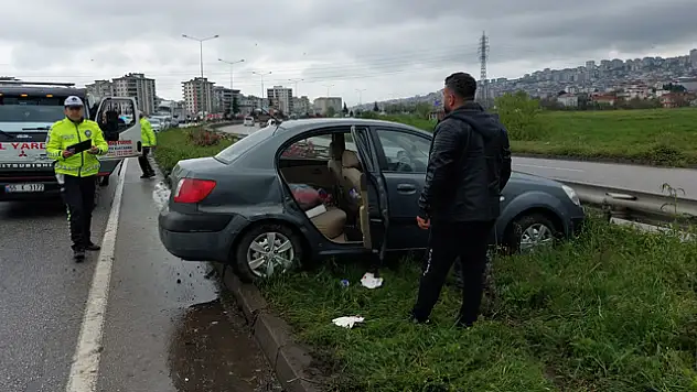 Yağmurdan kayganlaşan yolda 3 araçlı kaza: 1 yaralı