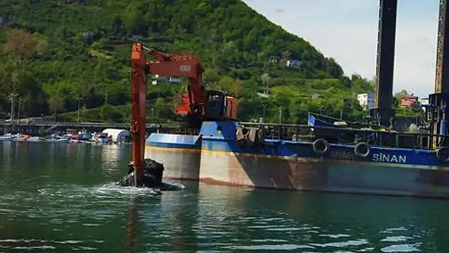 Balıkçı tekneleri limanlarına daha rahat yanaşması için liman içlerinde dip temizliği başlatıldı
