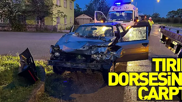 tırın dorsesine çarpan otomobildeki 2 kişi yaralandı