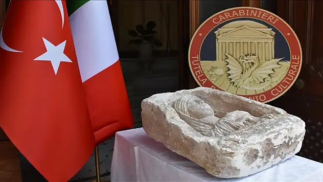 Zeugma'dan kaçırılan tarihi mezar steli Türkiye'nin Roma Büyükelçiliğine teslim edildi
