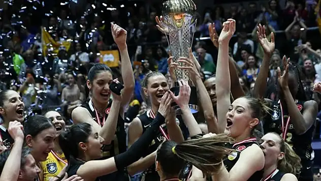 Bakan Kasapoğlu, Kupa Voley'i kazanan VakıfBank'ı tebrik etti