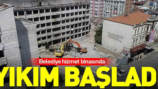Belediye hizmet binasının yıkımı başladı