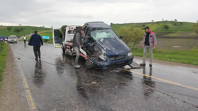 Havza'da otomobil ile ticari araç çarpıştı: 3 yaralı