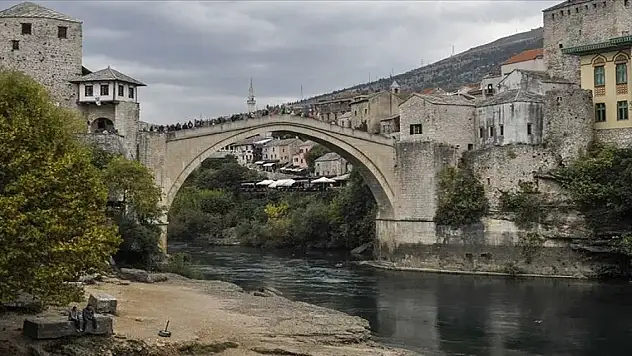 Tarihi Mostar Köprüsü'nün 30 yıl önceki yıkılma anına ait yeni görüntü paylaşıldı
