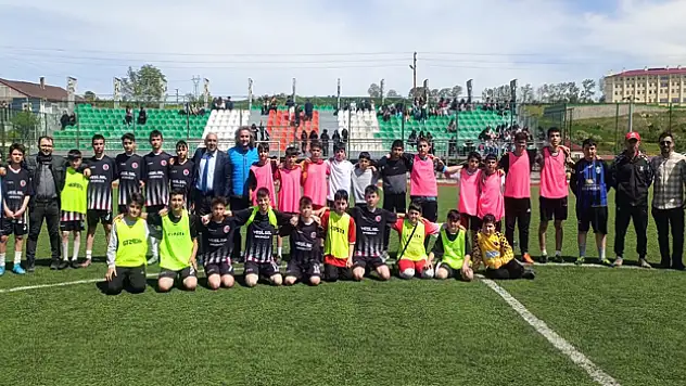 Kadın antrenörün çalıştırdığı erkek futbol takımı şampiyon oldu