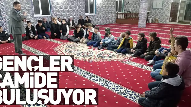 Gençler camide buluşuyor