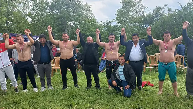Alaçam Harmancık Kavaktepesi Karakucak Yağlı Güreşleri yapıldı