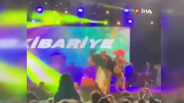 Ünlü sanatçı Kibariye sahneden düştü... O anlar kamerada