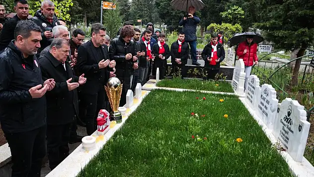 Şampiyonluk kupası merhum Samsunsporluların mezarında