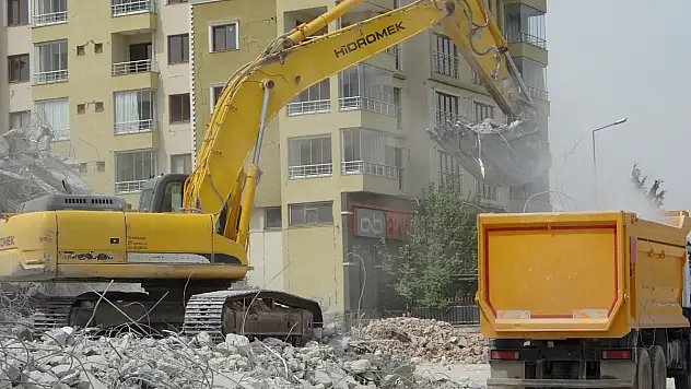 Malatya'da ağır hasarlı binaların yıkımı devam ediyor