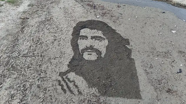 Alanya sahillerine Barış Manço portresi işlendi