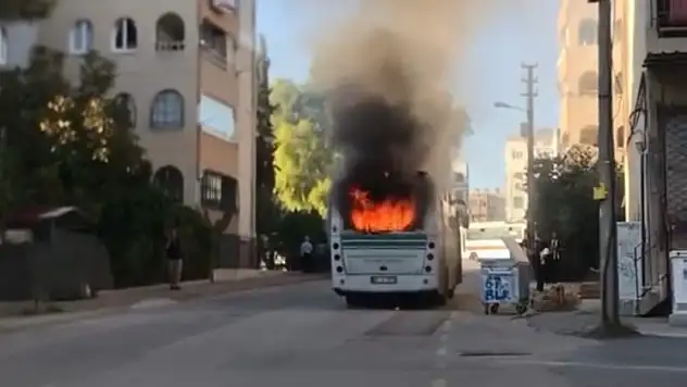 Adana'da Park Halindeki Özel Halk Otobüsü Yandı