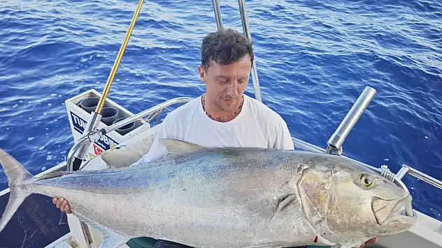 Adrasan'da dev balık, sosyal sorumlulukla birleşti