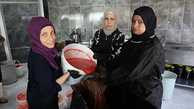 Afetzede kadınların el emeği salçaları satışta