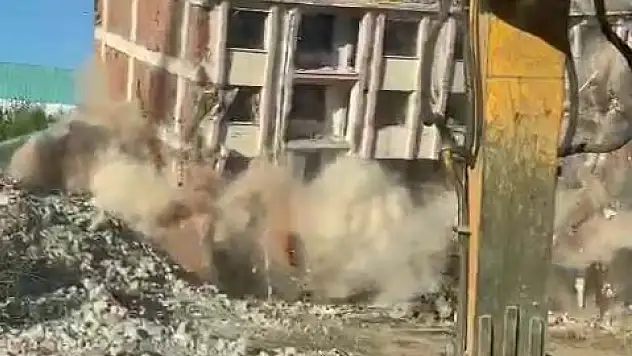 Ağır hasarlı bina tek dokunuşla yıkıldı