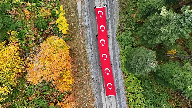 Alaçam'da 19 metrelik Türk bayrağıyla yürüyüş düzenlendi