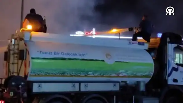 Alev Alan Kamyondaki yangını Polis Söndürdü