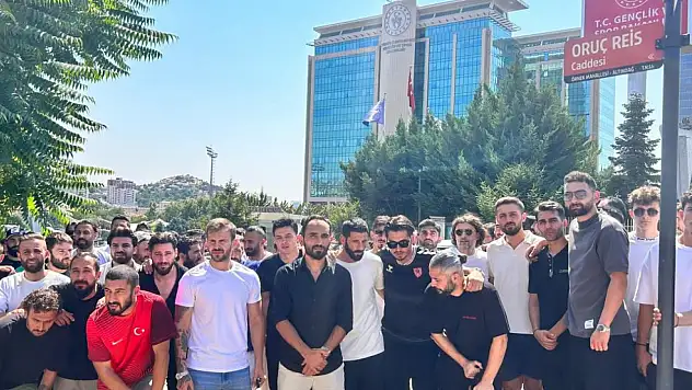 Alt lig futbolcuları, TFF'nin yaş sınırına tepki için GSB önünde toplandı