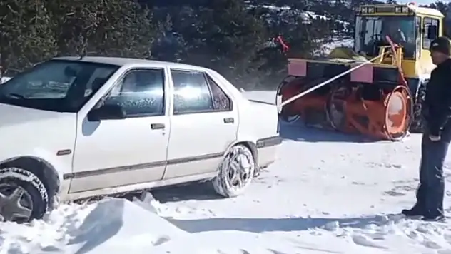Amasya'da kara saplanan otomobilde mahsur kalan 2 kişi kurtarıldı