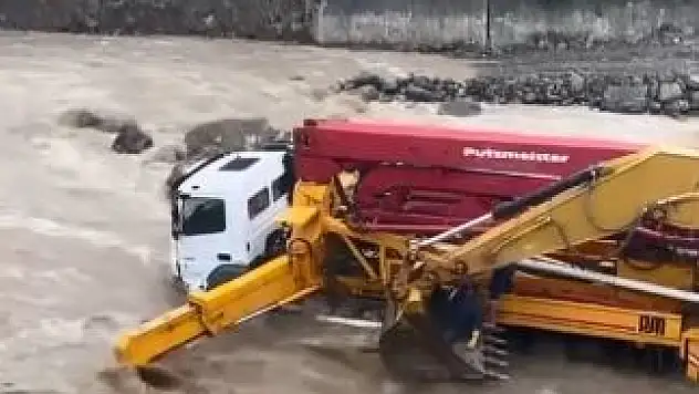 Aniden sağanak bastırdı ! iş makineleri mahsur kaldı