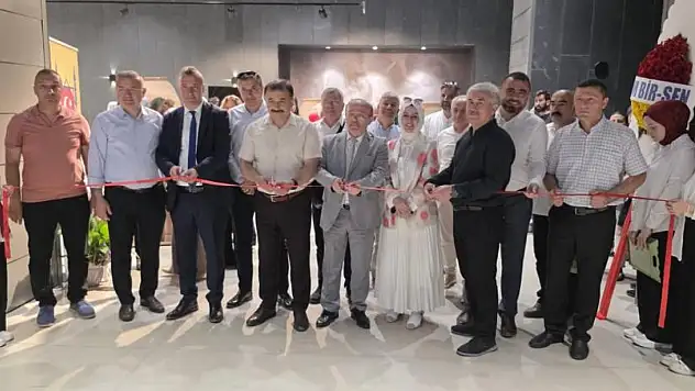 Anlamlı sergi kutsal mekanlarla buluştu