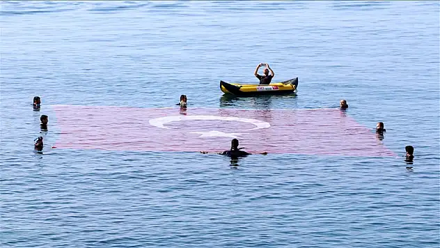 Antalya'da denizde Türk bayrağı açıldı