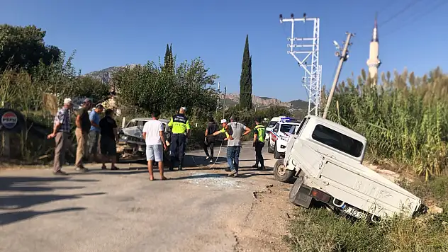 Antalya'da otomobil ile kamyonet çarpıştı: 2 yaralı