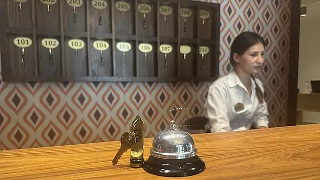 Antalya'daki otel, misafirlerine 1970'ler nostaljisi yaşatıyor.