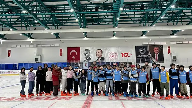 Ara Dönemde Canik'te Gençler Buz Pistinde Buluştu