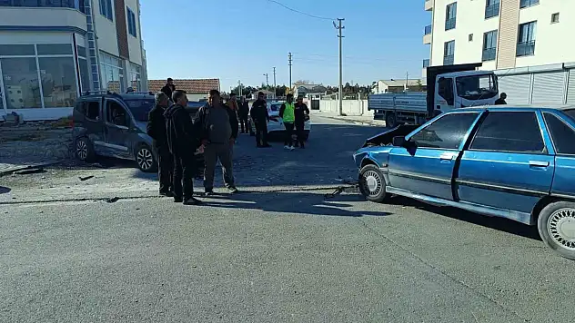 Araç ile otomobil çarpıştı