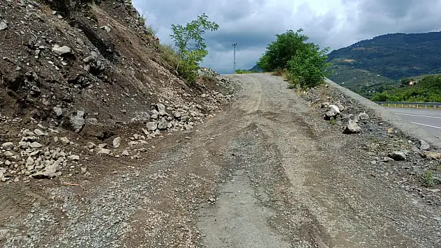 Aşırı yağıştan toprak kayması oluştu