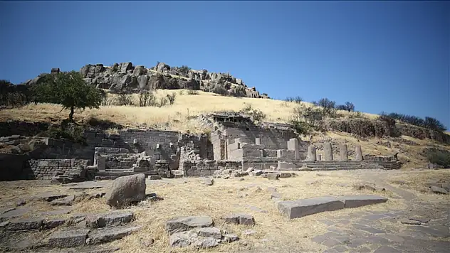 Assos'ta 3 bin 500 yıllık stoa gün yüzüne çıkarılıyor