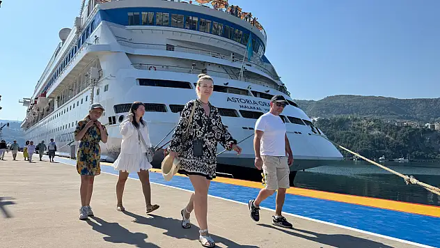 'Astoria Grande' kruvaziyeri Amasra'ya geldi