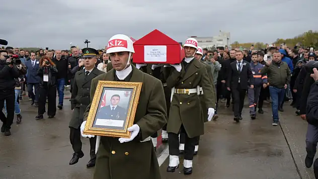 Şehit Astsubay Üstçavuş Emre Altıok'un naaşı havalimanında karşılandı