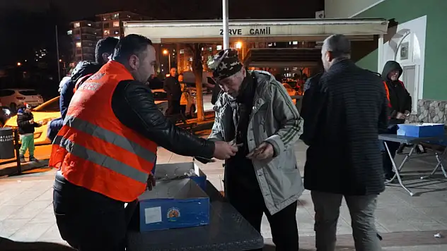 Atakum'da Miraç Kandili Dolayısıyla Vatandaşlara İkram