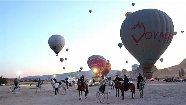 Atlar karayı, balonlar havayı süsledi