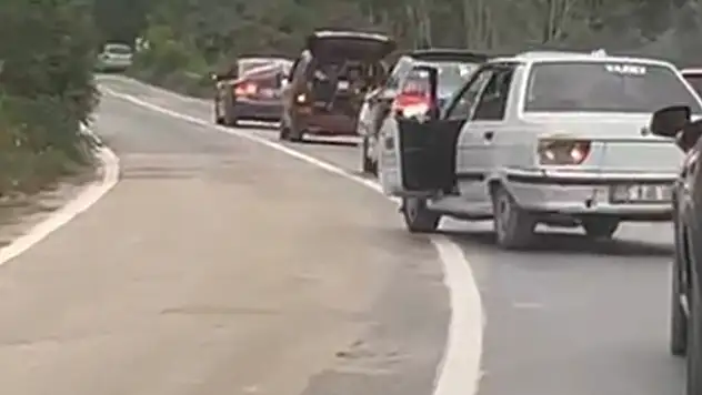 Ayvacık yolunda tehlikeli düğün konvoyu Kapılar Açıldı, Trafik Felç Oldu