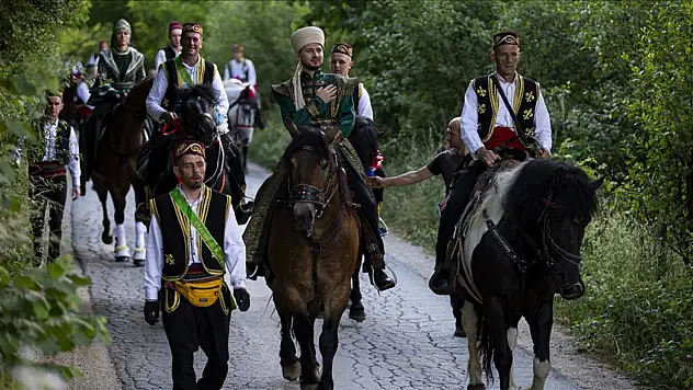 Ayvaz Dede Şenlikleri'ne katılacak atlılar yola çıktı