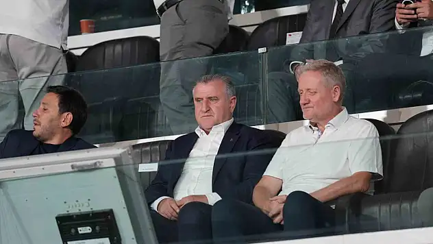 Bakan Bak, Başakşehir - Universitatea Craiova maçını tribünden takip etti
