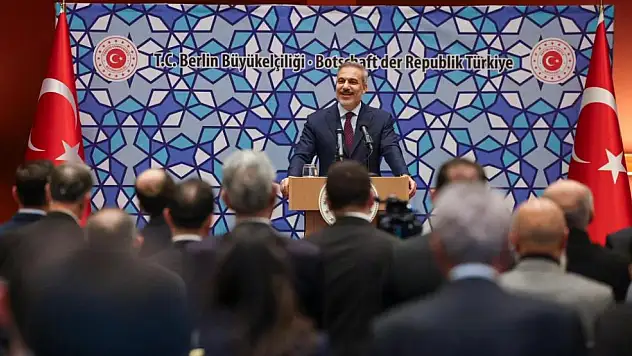Bakan Fidan, Türkiye'nin Berlin Büyükelçiliğini ziyaret etti