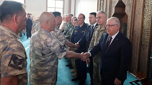 Bakan Güler Mehmetçiki bayramda yalnız bırakmadı