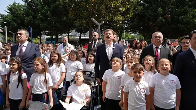 Bakan Tekin karne heyecanına ortak oldu