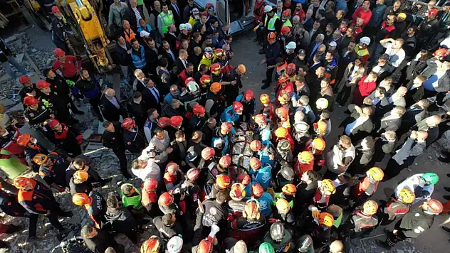 Bakan Yardımcısı Aktaş: '18 yaşındaki Dilara enkazdan sağ çıkarıldı'