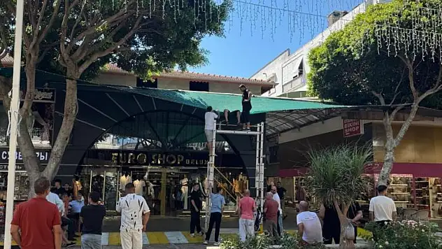 Balkondan düştü, tente hayatını kurtardı