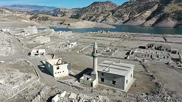Barajda Su Çekildi, Sular Altındaki Köy Yeniden Görüldü