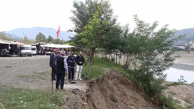 Barajdaki su seviyesi düştü, sahilde çatlaklar oluştu