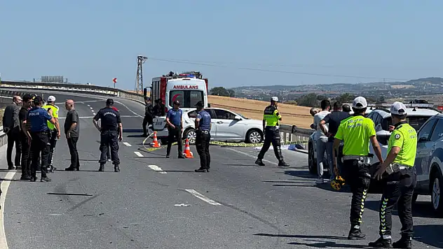 Bariyere çarpan araç parçalandı