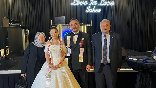 BAŞKANIN MUTLU GÜNÜ… KIZINI EVLENDİRDİ