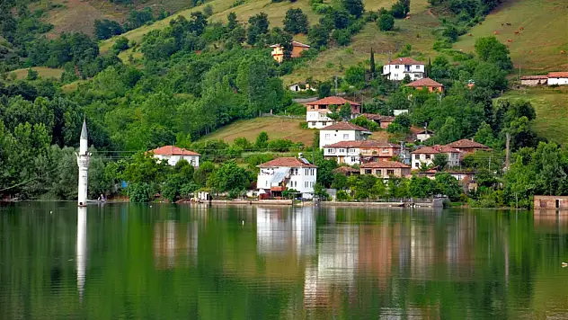Batık mahallede yükselen minare