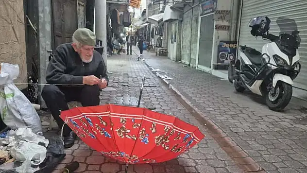 Bedesten'in asırlık çınarı Dursun dedenin gençlere vasiyeti: 'Paranızı dumana değil, fakire verin'